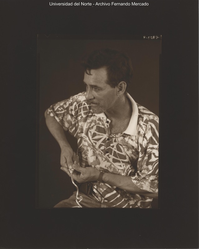 Retrato de Carlos Restrepo con su obra<br />
