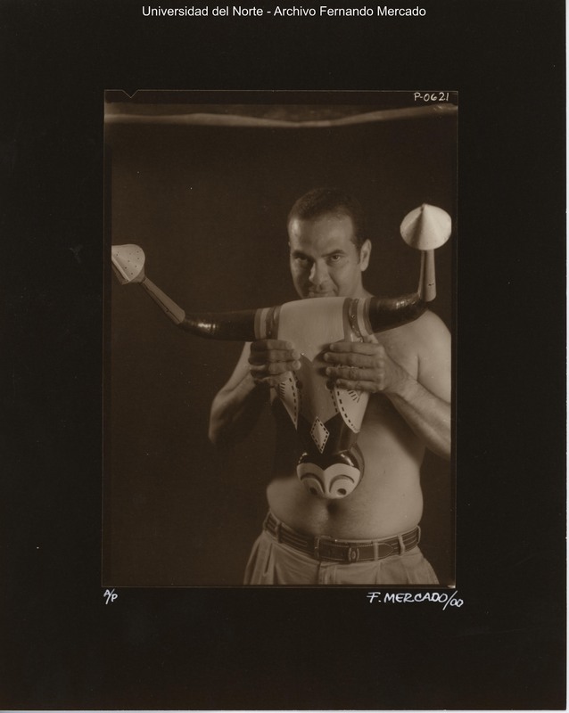 Retrato Luis Rincón (con máscara de torito)<br />
